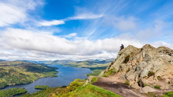 schotland_schotse-hooglanden_highlands_trossachs_berg_rivier_uitzicht_persoon_gettyimages