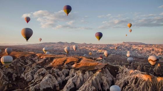 fox_cappadocie_luchtballon_gebergte_unsplash