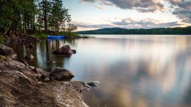 zweden_arvika_meer_kano_bomen_bewolkt_shutterstock