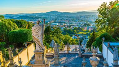 portugal_braga_bom-jesus-do-monte_kerk_uitzicht_sculptuur_stad_shutterstock