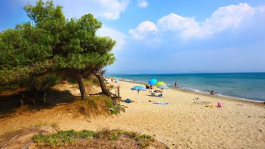 italie_toscane_piombino_strand_sterpaia-strand_mensen_doorkijkje_zee_getty