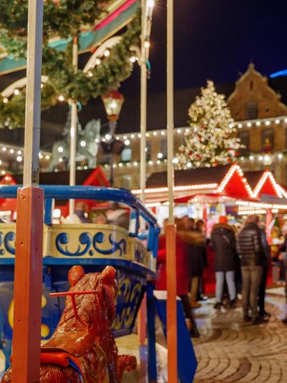 Straatverlichting op de kerstmarkt in Dusseldorf