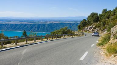 frankrijk_provence_algemeen_saint-croix-meer_weg_auto_shutterstock