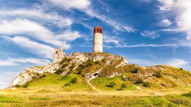 polen_baltische-staten_olsztyn_kasteel_eagles-nest_adelaarsnest_ruïne_toren_heuvel_getty