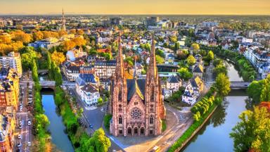 Frankrijk_Elzas_Straatsburg_Saint-Paul-church_rivier_uitzicht_luchtfoto_shutterstock