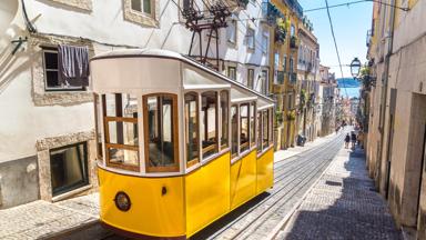 portugal_lissabon_lissabon_kabelbaan_straat_tram_shutterstock_723232105