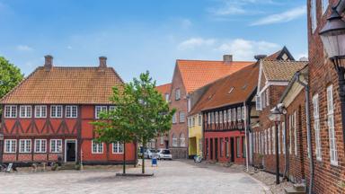 denemarken_zuid-denemarken_ribe_marktplein_straat_huizen_vakwerk_shutterstock_1911980038