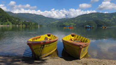 nepal_pokhara_phewa-meer_boot_4_f.jpg