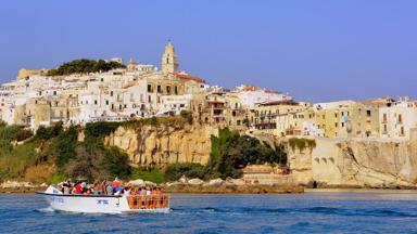 italie_puglia_vieste_boottocht_zee_boot_groep_klif_stadje_kerktoren__pixabay