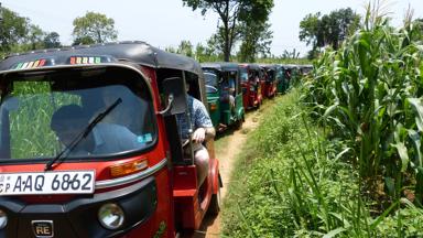 sri lanka_sigiriya_villagetour_tuktuk_f