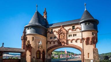 duitsland_moezel_traben-trarbach_bruckentor-stadspoort_vooraanzicht-motor_shutterstock