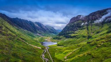 schotland_highlands_fort-william_vallei_meer_bergen_wolken_GettyImages-694088505