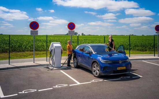 ANWB-onderzoek: dit kost laden in het buitenland