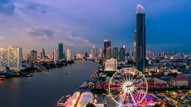 thailand_bangkok_chao-praya_rivier_avond_reuzenrad_wolkenkrabbers_boot__shutterstock