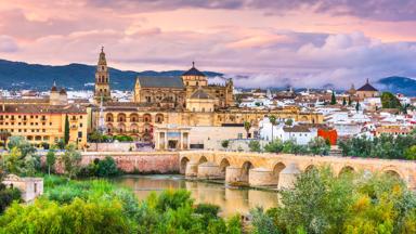 spanje_andalusie_cordoba_vakantie-zuid-spanje_cordoba_brug_guadalquivir-rivier_shutterstock