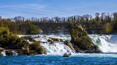 zwitserland_schaffhausen_rheinfall_waterval_bootje_mensen_pixabay