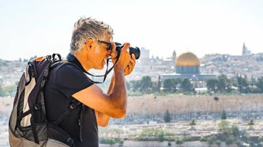 israel_jeruzalem_toerist_man_fotograferen_rotskoepelkerk_b.jpg