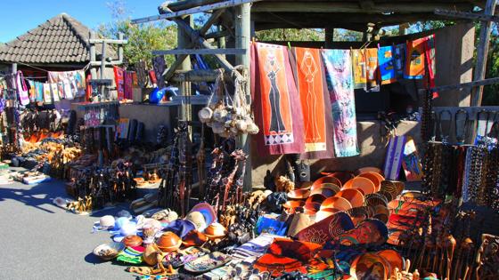 zuid-afrika_mpumalanga_panorama-route_giftshop_markt_souvenirs_b