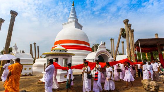 sri lanka_anuradhapura_thuparamaya_stoepa_boeddhisme_processie_ceremonie_journalist