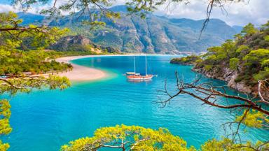 turkije_fethiye_oludeniz_blauwe-lagune_panoramisch-uitzicht_egeïsche-zee_boot_bergen_rotsen_bomen_shutterstock