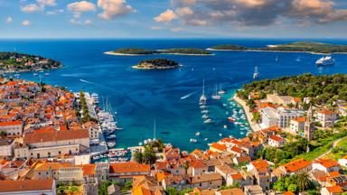 kroatie_dalmatie_hvar_luchtfoto_archipel_rode-daken_blauwe-lucht_haven_shutterstock