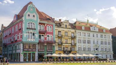 roemenie_banat_timisoara_piata-unirii_plein_terras_gekleurde-huizen_getty-1036340528