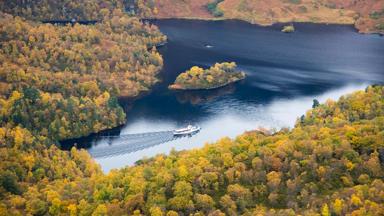 schotland_stirling_algemeen_loch-katrine_boot_luchtfoto_bomen_bos_getty