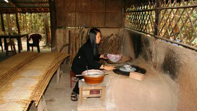 vietnam_dong-nam-bo_saigon_ho-chi-minh-city_cu-chi-tunnels_vrouw_hutje_rijstpapier