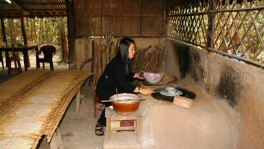 vietnam_dong-nam-bo_saigon_ho-chi-minh-city_cu-chi-tunnels_vrouw_hutje_rijstpapier