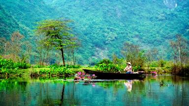 vietnam_ninh-binh_tam-coc_bootje_local_waterlelie_mooi-beeld_b(1).jpg