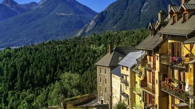 frankrijk_provence-alpes-cote-d-azur_briancon_bergen_huizen_shutterstock_107230049