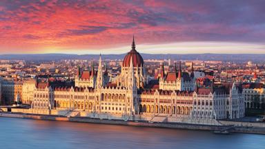 hongarije_boedapest_parlement_zonsondergang_shutterstock