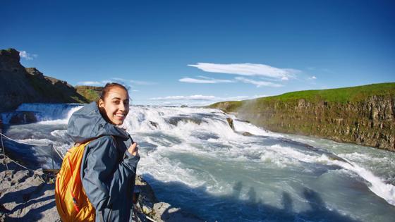 ijsland_zuidland_golden-circle_gullfoss-waterval_vrouw_shutterstock