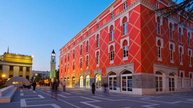 Albanië, Tirana, klokkentoren, ministry - GettyImages-995501198