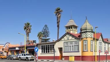 namibie_swakopmund_stadsbeeld_weg_gebouw_b.jpg