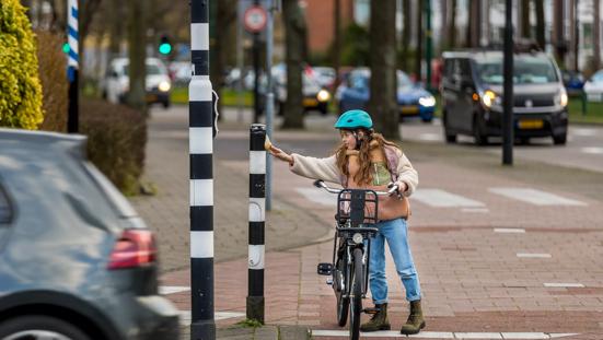 Kind bij een stoplicht