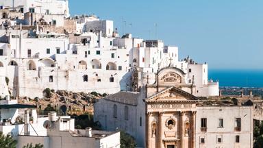 italie_apulie_ostuni_luchtfoto_witte-stad_gebouwen_zee_uitzicht_getty