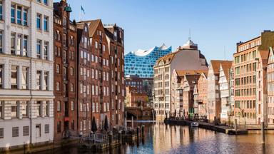 duitsland_noord-duitsland_hamburg_altstadt_nikolaifleet_kanaal_water_brug_getty