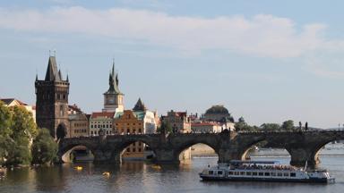 tsjechie_centraal-bohemen_praag_karelsbrug_moldau-rivier_boot_mensen_iStock