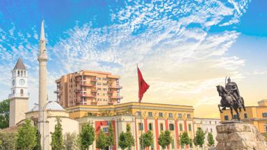 albanie_tirana_stad_skanderbeg_plein_shutterstock_1024003639