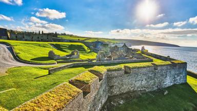 ierland_county-cork_kinsale_charles-fort_ruine_muur_gras_glooiende-heuvels_zee_rots_klif_getty