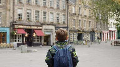 schotland_edinburgh_stad_straat_kind_rug_getty