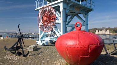 groot-brittannie_engeland_kent_chatham_haven_kade_boei_anker_kasteel_boot_getty