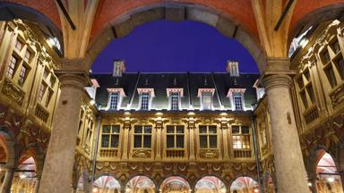 Lille. Quartier Lille-Centre et Vieux Lille. La cour interieure de la Vieille Bourse le soir.