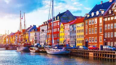 denemarken_hovedstaden_kopenhagen_stedentrip-denemarken_boten-binnenstad_grachtenpanden_zon_shutterstock