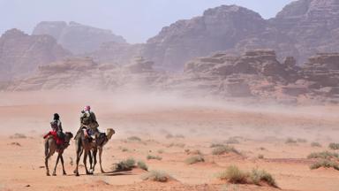 jordanie_wadirum_bedouinen-op-kameel_sfeerbeeld_landschap_mooi-beeld_2_b.jpg