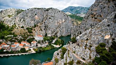 kroatie_split-dalmatie_omis_dorp_kloof_rotsen_water_getty-523066949