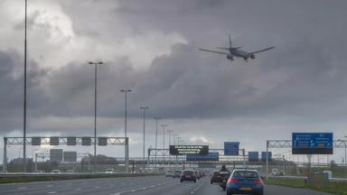 18 oktober 2020, Schiphol, Noord-Holland, Nederland, A4, snelweg, vliegtuig, slecht weer op komst, verkeer, vervoer