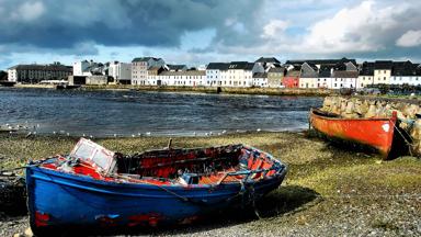 ierland_galway_galway_claddagh-boot_boot_kade_GettyImages-97683884