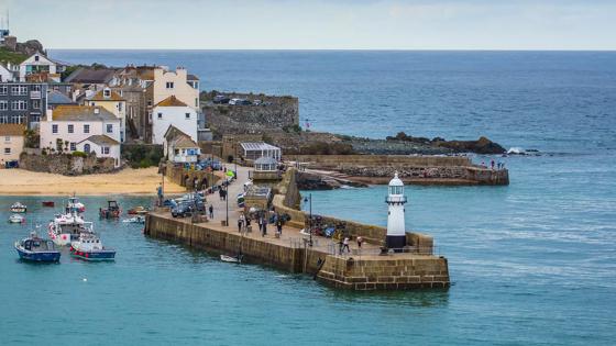 engeland_cornwall_st-Ives_vuurtoren_pier_mensen_zee_boten_kust_pixabay